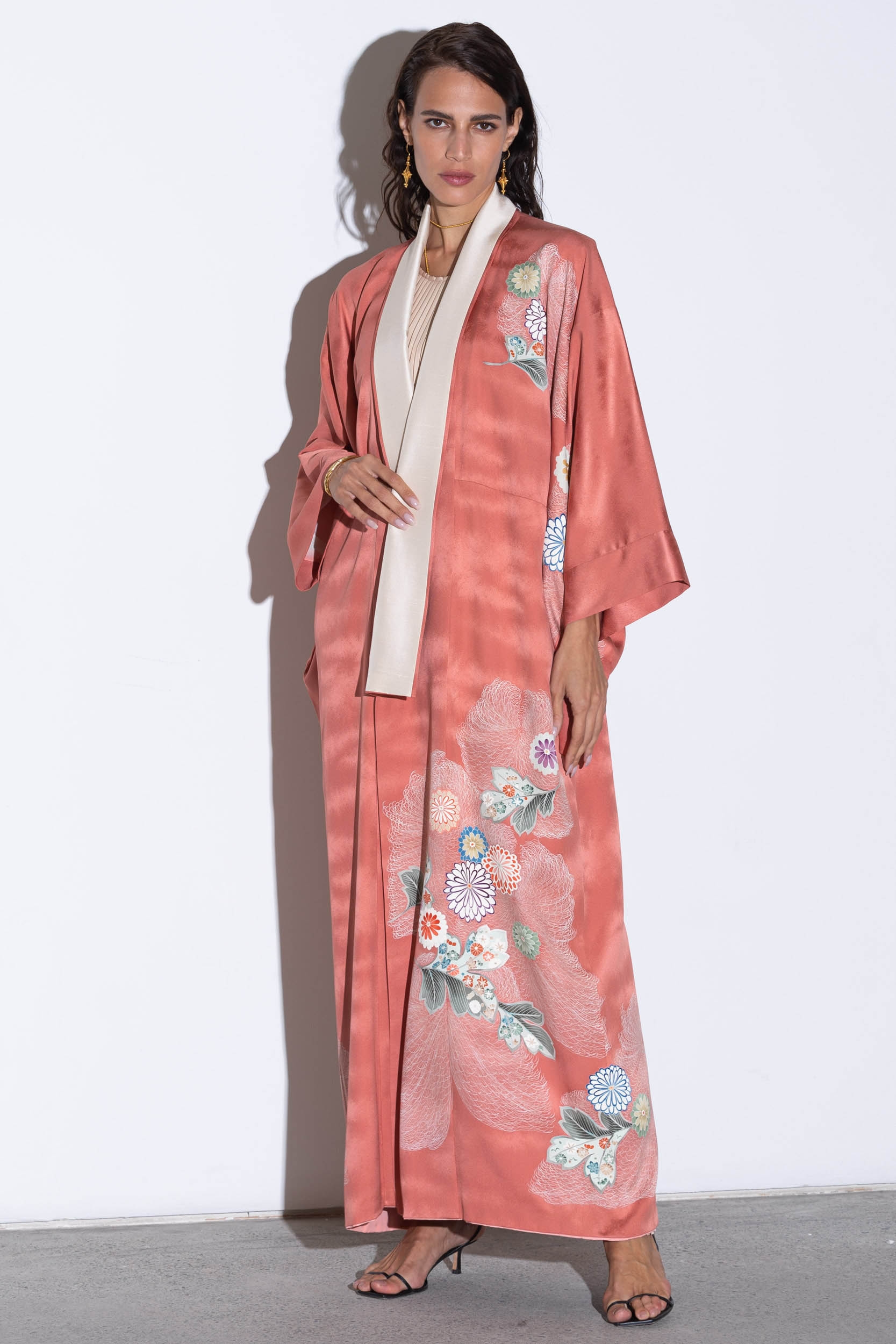 paperback Verdensvindue Egnet Hand Painted Kimono in Floral Orange